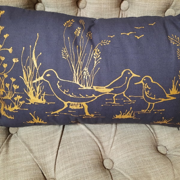 Coussin rectangulaire bleu gris peint à la main d'oiseaux de mer dorés, fait en France