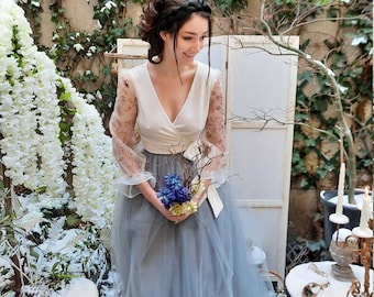 Robe de mariée bohème tulle bleu et organza peint à la main, motifs bleu et or, fait en France