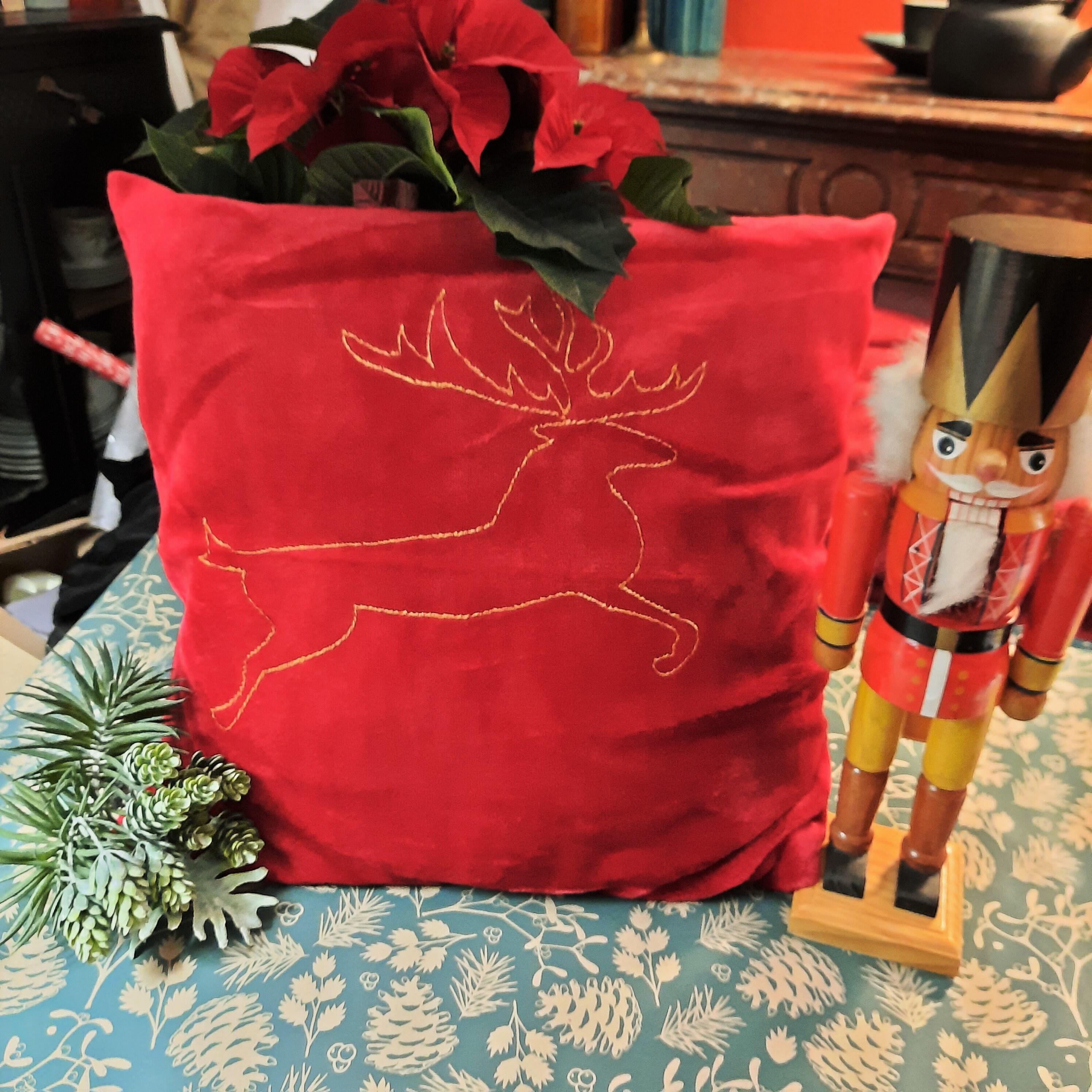 Coussin Décoratif Noël Rouge, Motif Cerf Doré, Personnalisé, Peint à La Main, Fait en France