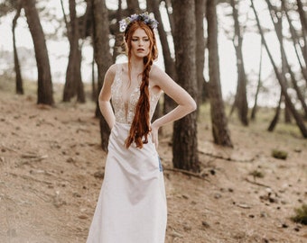 Robe de mariée bohème, florale et précieuse, peinte à la main de motifs bleus et or, fait en France