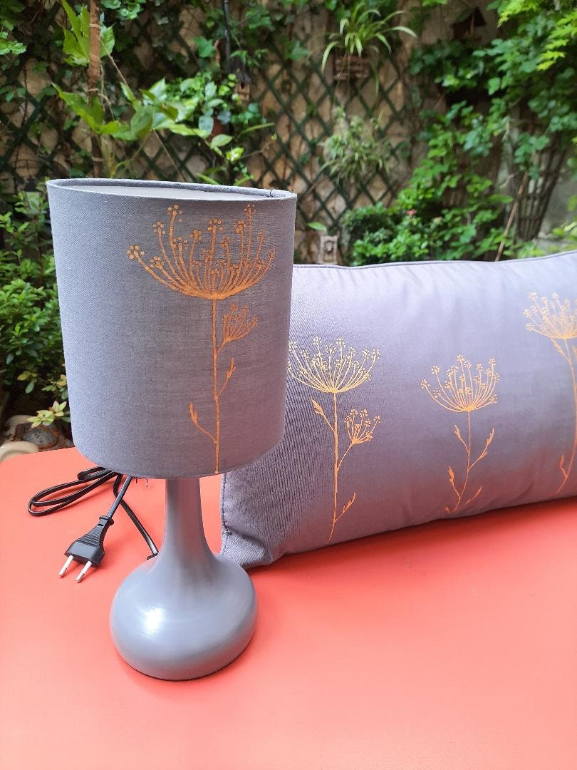 Ensemble Coussin et Lampe à Poser Gris Motifs Ombelles