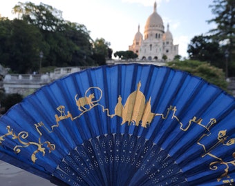 Eventail de Paris, personnalisé, bleu et or, peint à la main : Une nuit à Montmartre