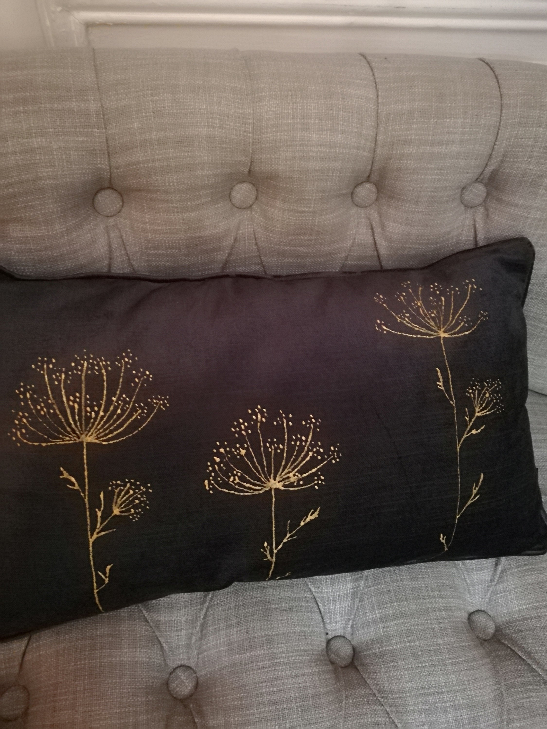 Coussin Rectangulaire Noir, Décor Ombelles Dorées Peintes à La Main, Fait en France