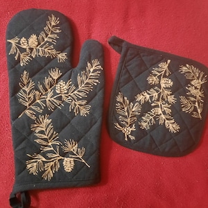Personalized black kitchen set, oven mitt and potholder, golden botanical motifs of branches and pine cones, hand-painted, made in France