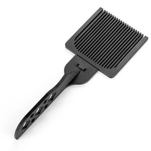 Könnte beinhalten: Ein schwarzer Strähnenkamm mit einem breiten, rechteckigen Kopf mit eng stehenden Zähnen. Der Griff ist lang und hat ein rautenförmiges Ausschnittdesign. Der Kamm besteht aus einem mattschwarzen Material.