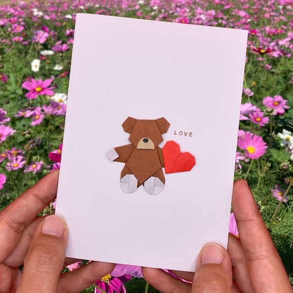 Cartes origami ours en peluche / oeuvre d'art originale / cartes de voeux faites main / ours brun tenant un coeur en origami / AMOUR / Art en papier japonais
