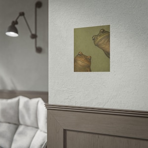 Art mural deux grenouilles curieuses, affiche grenouille vintage, impression animal drôle, décoration nature maussade, cadeau original pour amateur de grenouille image 6