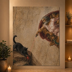 Könnte beinhalten: Ein humorvoller Druck, der eine schwarze Katze zeigt, die mit einem Laserpointer spielt, vor dem Hintergrund von Michelangelos 'Erschaffung Adams'. Das Kunstwerk zeigt Gott, der sich mit dem Laserpointer der Katze nähert, was ein verspieltes und einzigartiges Design ergibt.
