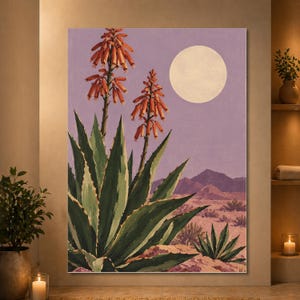 以下が含まれることがあります： 大きな緑のアロエとオレンジ色の花茎が描かれた砂漠の風景の縦型ウォールアートプリント。淡い黄色の満月がラベンダー色の空に浮かび、遠くには紫色の山々と岩の多い地形が広がっています。