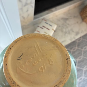 Preciosa embarcación Roseville de la década de 1940. En excelente estado. Tonos verdes y rosas. Un hallazgo excepcional. Mide 20 cm de alto x 28 cm de ancho.