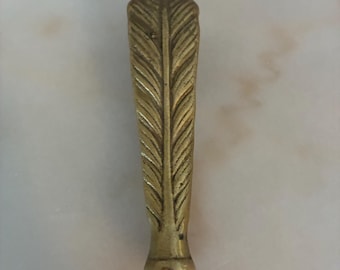 Lampfinial i mässing. Mått 11,5 cm hög x 4,5 cm bred. Vintage. Väldigt unik och rejäl. Fantastiskt fynd.