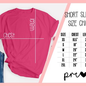 K&ouml;nnte beinhalten: Eine Gr&ouml;&szlig;entabelle f&uuml;r T-Shirts mit kurzen &Auml;rmeln mit Ma&szlig;en in Zoll f&uuml;r Brustumfang und L&auml;nge. Die Tabelle umfasst die Gr&ouml;&szlig;en XS, S, M, L, XL und 2XL.