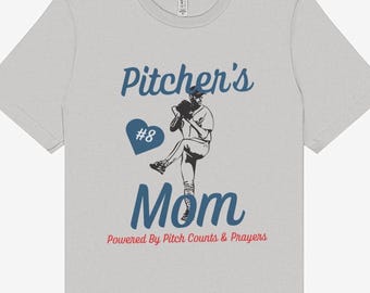Pitcher's Mom: Maglietta con la scritta "Powered By Pitch Counts and Prayers" - Maglietta da baseball personalizzata - Scegli il tuo numero da giocatore - Oltre 75 colori!