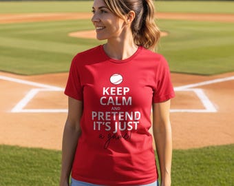 Mantieni la calma e fai finta che sia solo un gioco - Maglietta da baseball/softball personalizzata - Scegli il tuo colore! - OLTRE 75 COLORI disponibili!
