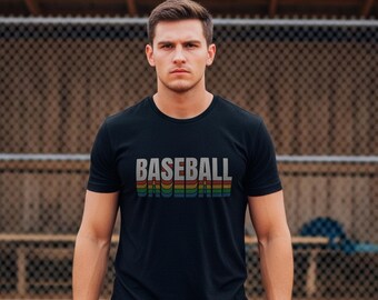Maglietta "BASEBALL" arcobaleno retrò - Atmosfera vintage e stile da giorno di partita - Maglietta da baseball per papà - Scegli i colori del tuo design - Oltre 75 colori di magliette!