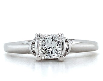 Anillo de compromiso GSL de oro blanco de 14k con diamante talla princesa y redondo de 0,72 ct. Talla 7