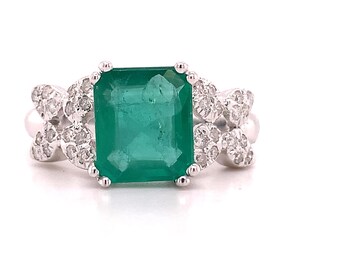 18k White Gold Radiant Cut Emerald and White Diamond Ring Size 8