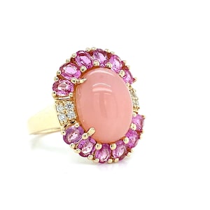 Anillo de cóctel de oro amarillo de 14 k con cabujón de ópalo rosa, zafiro rosa y diamantes