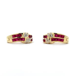 Pendientes de aro con diseño de ondas de dos filas, rubíes y diamantes de talla redonda en oro de 18 quilates.