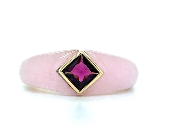 Anel vintage em ouro amarelo 14k com moldura quadrada e incrustação de ródio roxo e jade rosa