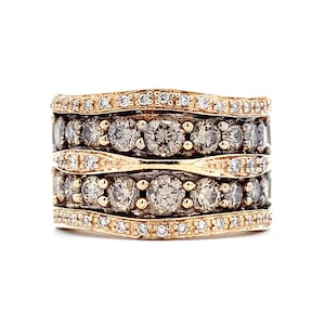 Könnte beinhalten: Ein mehrschichtiger Ring mit einem goldenen Band und mehreren Reihen runder, klarer Edelsteine. Der Ring hat ein wellenförmiges Design mit kleineren Edelsteinen, die die Ränder jeder Schicht säumen. Die Edelsteine sind in einem goldenen Band gefasst.