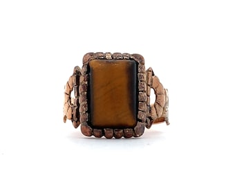 Anillo solitario antiguo de oro rosa de 10k con ojo de tigre talla esmeralda y engaste milgrain.