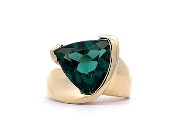 Anillo solitario de cóctel cónico con turmalina verde trillón engastada en medio bisel de oro de 14k