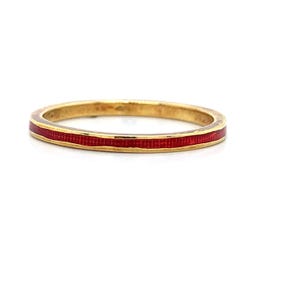 Anillo de eternidad apilable Hidalgo de oro amarillo de 18 quilates con esmalte rojo y banda fina, talla 7