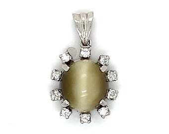 Colgante de platino con cabujón ovalado, crisoberilo ojo de gato y halo de diamantes en forma de sol.