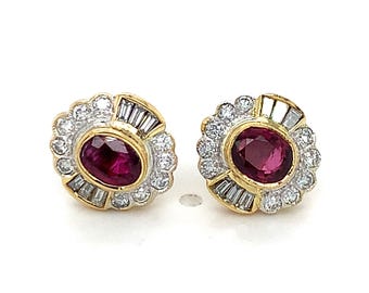 Pendientes de bailarina de oro amarillo de 18 quilates con rubí ovalado, halo de diamantes baguette y redondos.