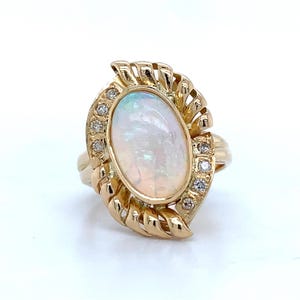 Vintage 18k Gelbgold Oval Form Opal und Diamant Cocktail Ring Größe 5