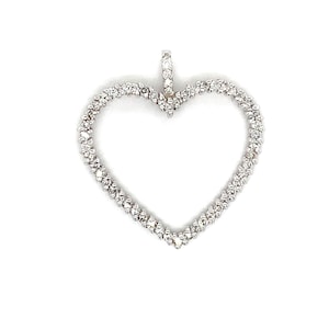 Può includere: Un ciondolo a forma di cuore con un alone di piccole gemme trasparenti. Il ciondolo è realizzato in metallo color argento e ha un piccolo anello nella parte superiore per una catena. Le gemme sono molto vicine, creando un effetto scintillante.