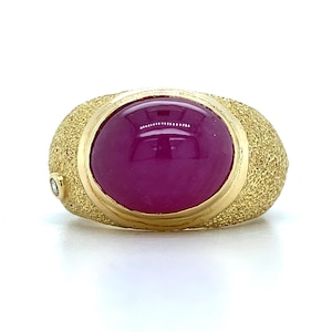 Men&#39;s 18k Yellow Gold Oval Star Purple Ruby With Diamond Textured Signet Ring