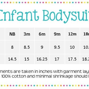 Op de afbeelding: Een tabel met de maten van baby-rompers in inches, van pasgeborenen tot 24 maanden. De tabel geeft de borstbreedte en de lengte voor elke maat weer.