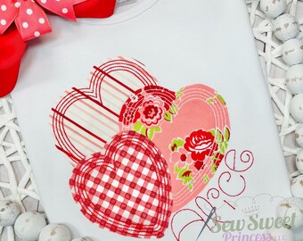 Peut inclure: T-shirt blanc avec trois appliqués en forme de cœur aux motifs rouges et roses. Un cœur est à carreaux, un autre à rayures et le troisième à motifs floraux. Le nom "Alice" est brodé en script rouge, avec "Sew Sweet Princess LLC" en dessous.