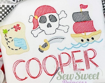 Peut inclure: Broderie de thème pirate rouge, blanche et bleue avec un crâne et des os croisés, un bateau pirate, une carte au trésor, une épée et le nom "COOPER" sur un t-shirt blanc.
