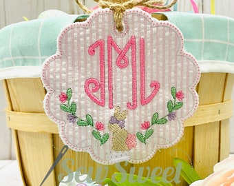 Peut inclure: Étiquette cadeau de Pâques rose et verte avec un lapin et le monogramme "JML" sur un fond vichy rose et blanc.