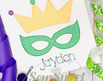 Peut inclure: Broderie représentant une couronne jaune avec des joyaux violets, un masque d'œil vert et le nom "Jaydon" en lettres cursives violettes. Le motif est entouré d'une ligne pointillée et du texte "Sew Sweet Princess LLC" en noir et blanc.