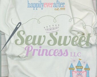 Peut inclure: Sweat-shirt blanc avec le texte "happilyeverafter. est. 1999" et "Sew Sweet Princess LLC" en écriture cursive. Une couronne et une aiguille et du fil sont au-dessus du texte. Un château bleu et rose avec des accents dorés et des feux d'artifice se trouve dans le coin inférieur droit.