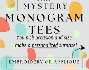 Peut inclure: Un graphique avec des formes abstraites colorées et le texte "KIDS MYSTERY MONOGRAM TEES" en noir. Le texte ci-dessous indique "Vous choisissez l'occasion et la taille. Je fais une surprise personnalisée !" et "BRODERIE OU APPLIQUE". Le graphique comprend également le texte "Sew Sweet Princess LLC" en rose.