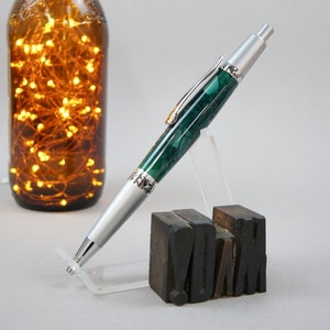Manhattan Satin Chrome Clicca Penna Smeraldo