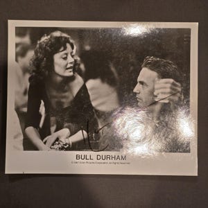 Fotografía de prensa firmada por Kevin Costner en Bull Durham (1987). Original, vintage, ideal para regalar. Años 60, 80 y 90.
