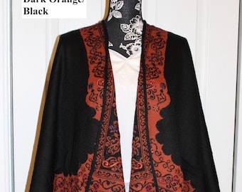 Ruana reversible de alpaca: chal floral bordado a mano