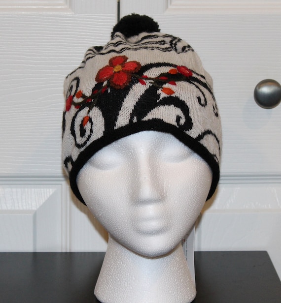 Handcrafted Alpaca Beanie: Embroidered Floral Peruvian Hat  display picture 3
