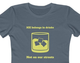Abolish ICE レディース スリムフィット T シャツ - ICE は飲み物の中にある、私たちの街には立ち入り禁止、フェミニスト シャツ、人間は誰も違法ではない T シャツ、反トランプ