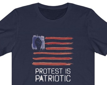 Camiseta unisex Protest Is Patriotic: camiseta de protesta contra Trump Black Lives Matter