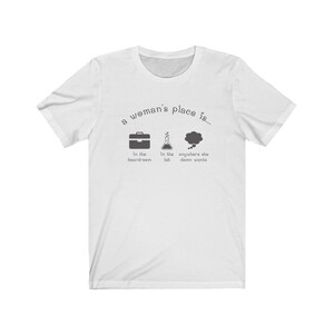 A Woman's Place Is... Uniseks T-shirt - feministisch shirt, cadeaus voor haar, Girl Power White