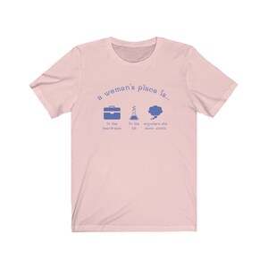 A Woman's Place Is... Uniseks T-shirt - feministisch shirt, cadeaus voor haar, Girl Power Soft Pink
