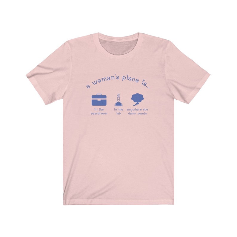 A Woman's Place Is... Uniseks T-shirt - feministisch shirt, cadeaus voor haar, Girl Power Soft Pink