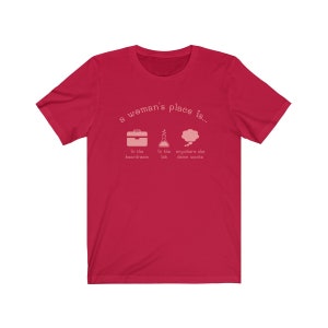 A Woman's Place Is... Uniseks T-shirt - feministisch shirt, cadeaus voor haar, Girl Power Red